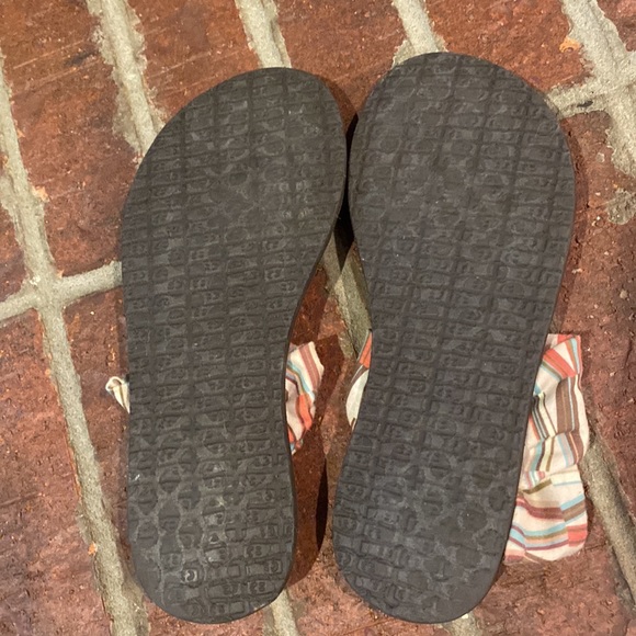 Sanuk Sandals Size 8 - Picture 4 of 5